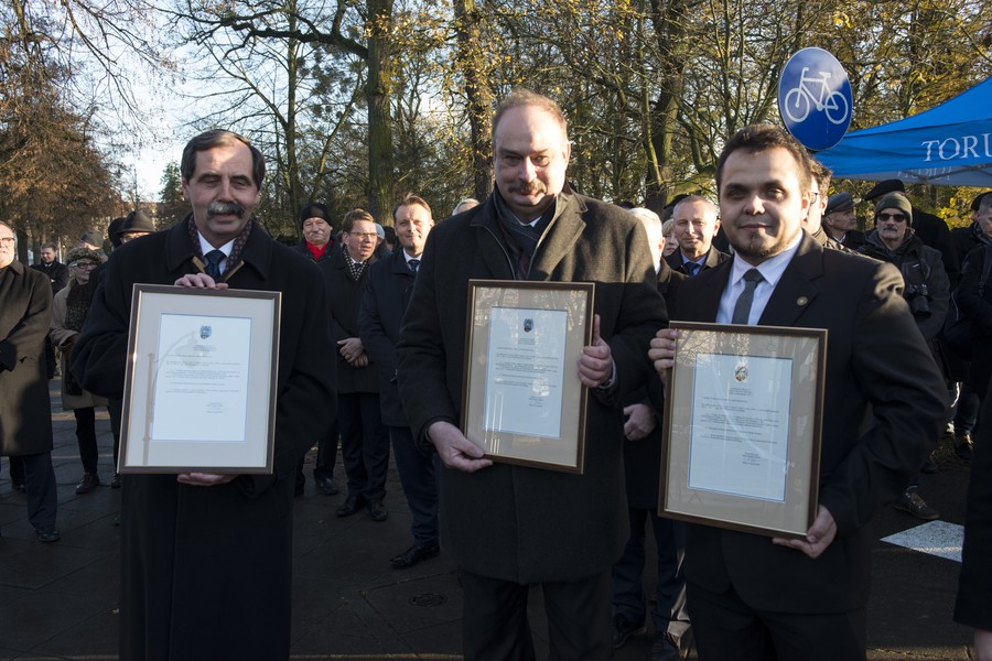 Uroczyste otwarcie alei Niezależnego Zrzeszenia Studentów UMK, fot. Wojtek Szabelski