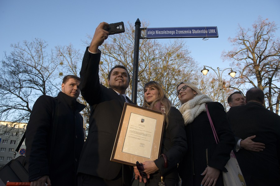 Uroczyste otwarcie alei Niezależnego Zrzeszenia Studentów UMK, fot. Wojtek Szabelski