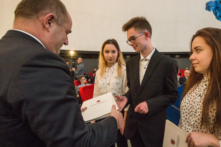 Uroczystość wręczenia stypendiów marszałka uczniom liceów i techników z regionu, fot. Szymon Zdiebło/Tarantoga.pl
