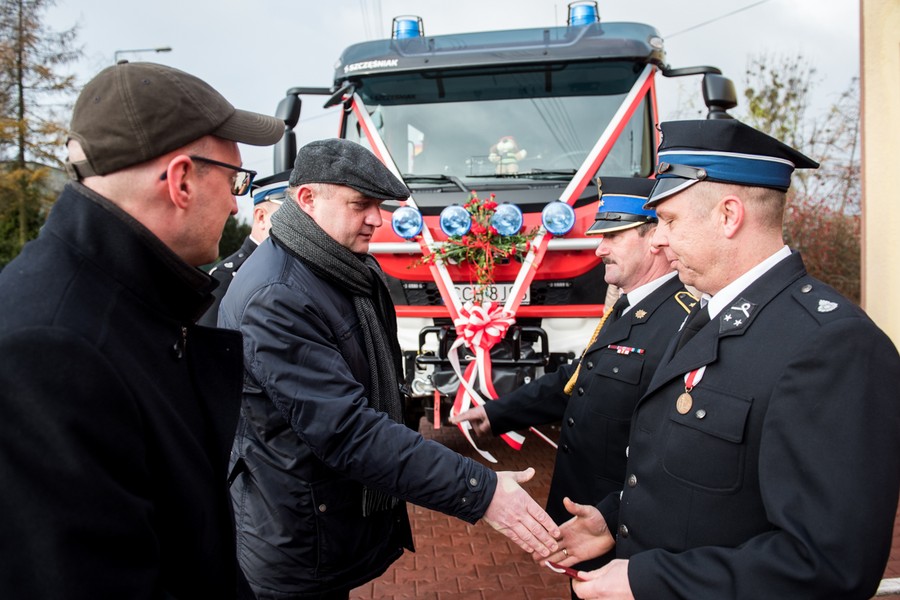 Uroczystość wejścia do służby w OSP Unisław strażackiego wozu bojowego, fot. Łukasz Piecyk