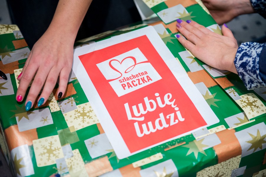 Paczki dla rodzin pakowali 7 grudnia pracownicy Urzędu Marszałkowskiego oraz marszałek Piotr Całbecki i przewodniczący sejmiku Ryszard Bober, fot. Łukasz Piecyk