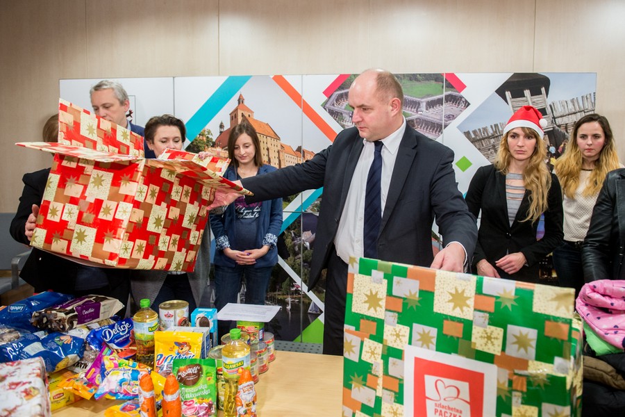 Paczki dla rodzin pakowali 7 grudnia pracownicy Urzędu Marszałkowskiego oraz marszałek Piotr Całbecki i przewodniczący sejmiku Ryszard Bober, fot. Łukasz Piecyk