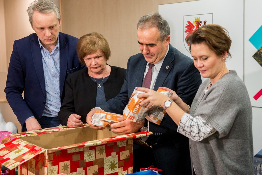 Paczki dla rodzin pakowali 7 grudnia pracownicy Urzędu Marszałkowskiego oraz marszałek Piotr Całbecki i przewodniczący sejmiku Ryszard Bober, fot. Łukasz Piecyk