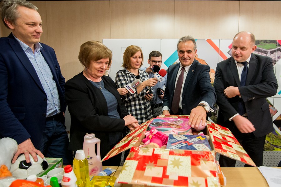 Paczki dla rodzin pakowali 7 grudnia pracownicy Urzędu Marszałkowskiego oraz marszałek Piotr Całbecki i przewodniczący sejmiku Ryszard Bober, fot. Łukasz Piecyk