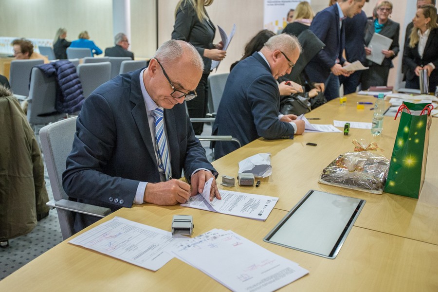 Przekazanie umów RPO, 15 grudnia 2017; fot. Szymon Zdziebło/tarantoga.pl dla UMWKP