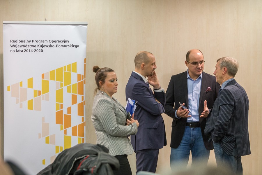 Przekazanie umów RPO, 15 grudnia 2017; fot. Szymon Zdziebło/tarantoga.pl dla UMWKP