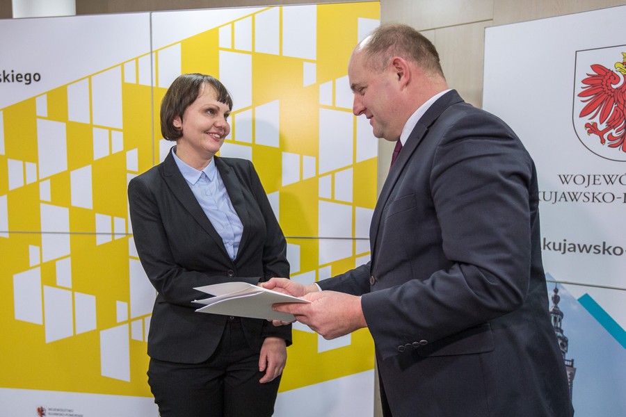 Przekazanie umów RPO, 15 grudnia 2017; fot. Szymon Zdziebło/tarantoga.pl dla UMWKP