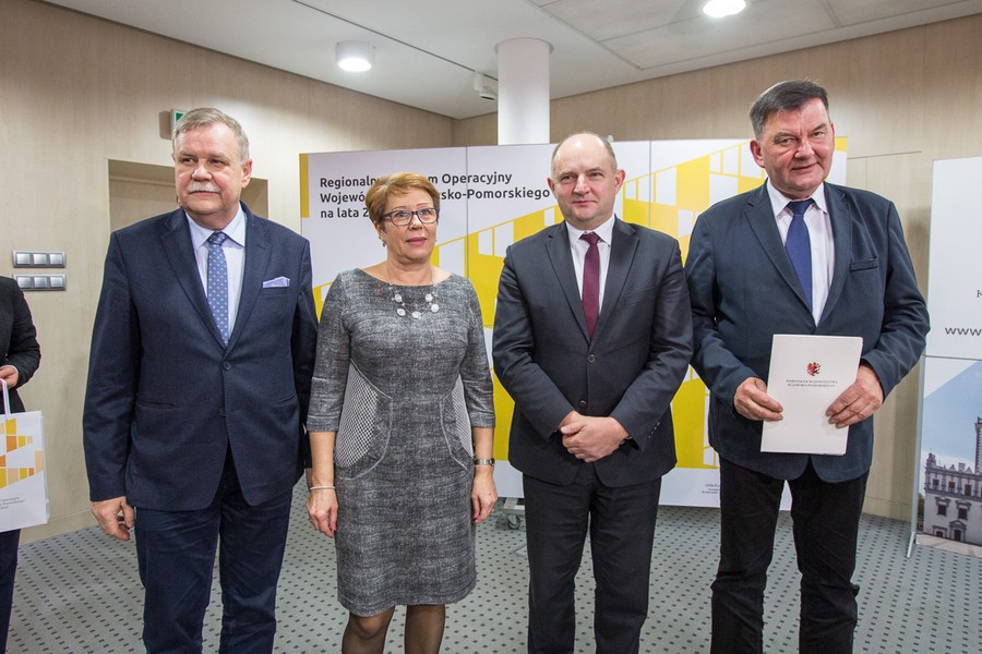 Przekazanie umów RPO, 15 grudnia 2017; fot. Szymon Zdziebło/tarantoga.pl dla UMWKP