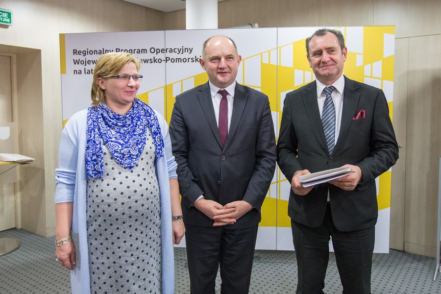 Przekazanie umów RPO, 15 grudnia 2017; fot. Szymon Zdziebło/tarantoga.pl dla UMWKP