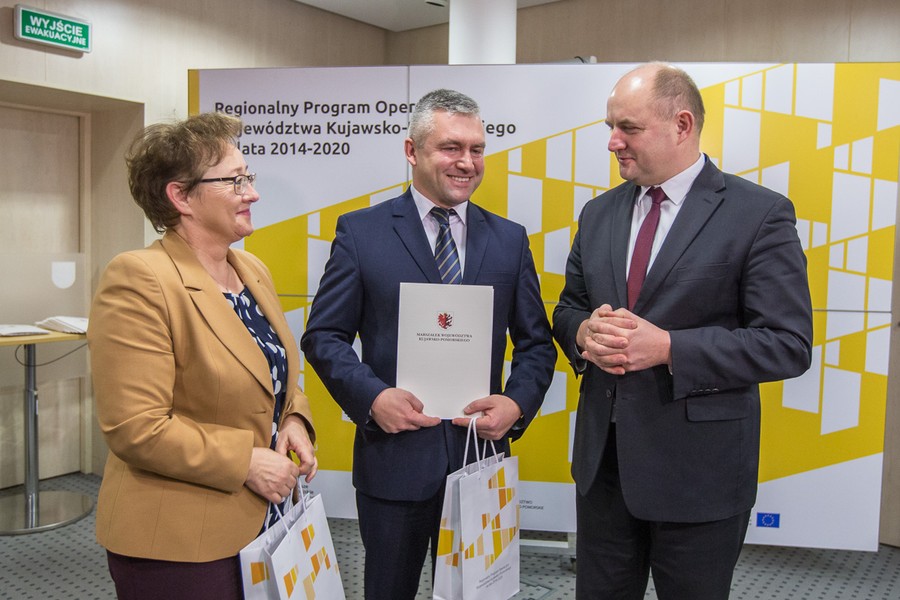 Przekazanie umów RPO, 15 grudnia 2017; fot. Szymon Zdziebło/tarantoga.pl dla UMWKP