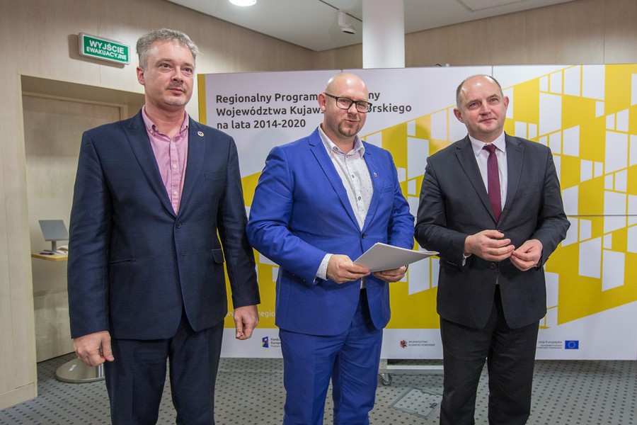 Przekazanie umów RPO, 15 grudnia 2017; fot. Szymon Zdziebło/tarantoga.pl dla UMWKP