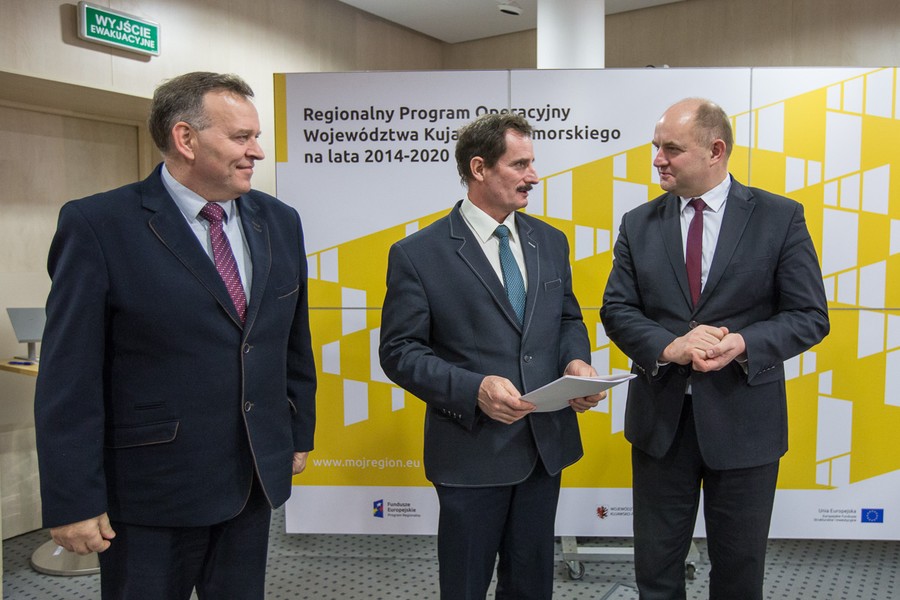 Przekazanie umów RPO, 15 grudnia 2017; fot. Szymon Zdziebło/tarantoga.pl dla UMWKP