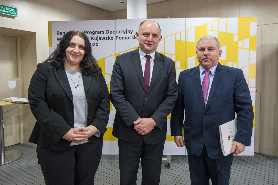 Przekazanie umów RPO, 15 grudnia 2017; fot. Szymon Zdziebło/tarantoga.pl dla UMWKP