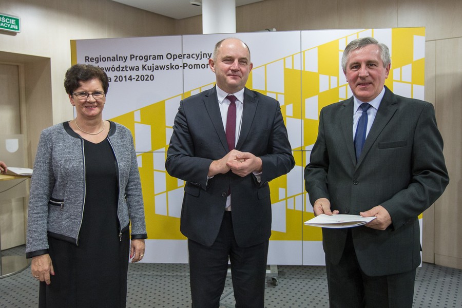 Przekazanie umów RPO, 15 grudnia 2017; fot. Szymon Zdziebło/tarantoga.pl dla UMWKP