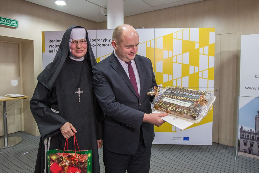 Przekazanie umów RPO, 15 grudnia 2017; fot. Szymon Zdziebło/tarantoga.pl dla UMWKP