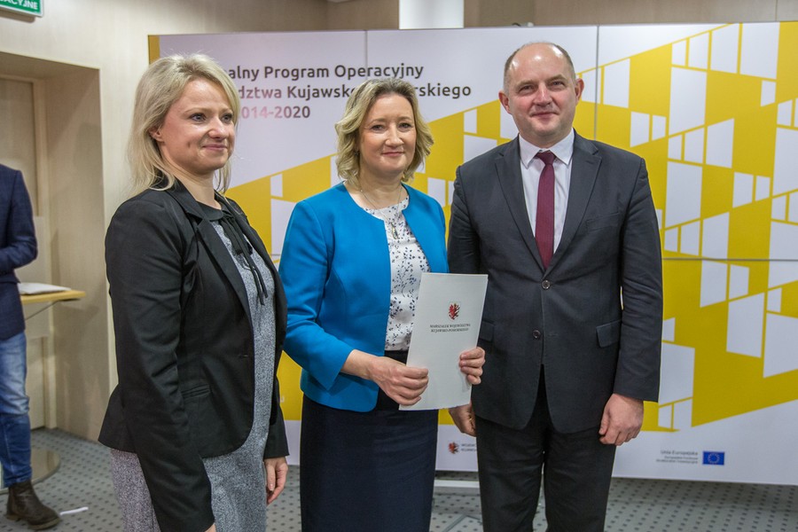 Przekazanie umów RPO, 15 grudnia 2017; fot. Szymon Zdziebło/tarantoga.pl dla UMWKP