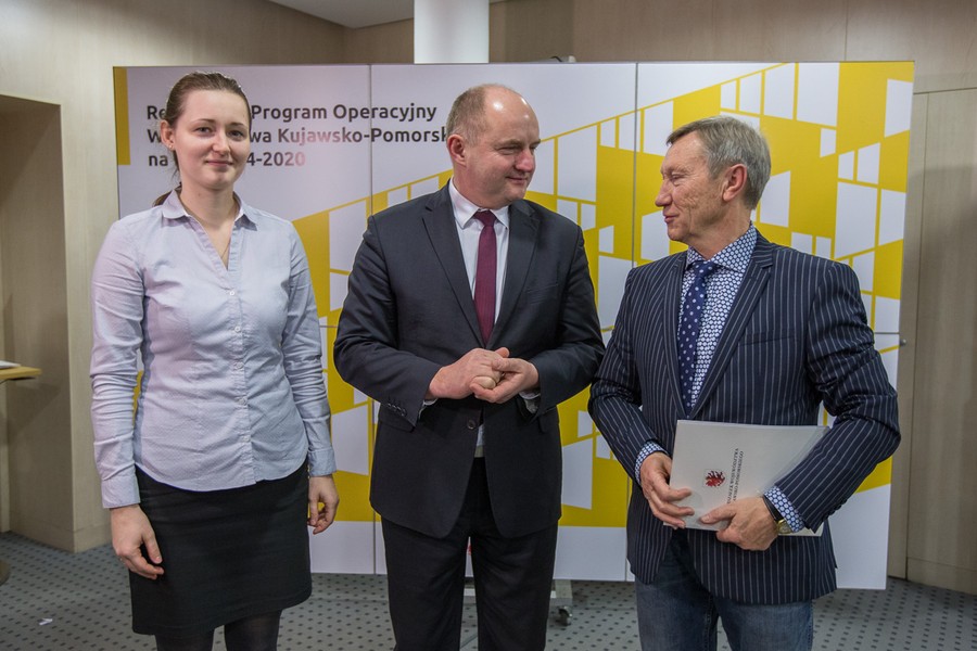 Przekazanie umów RPO, 15 grudnia 2017; fot. Szymon Zdziebło/tarantoga.pl dla UMWKP