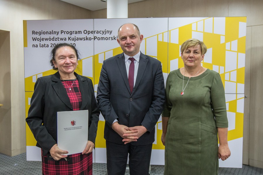 Przekazanie umów RPO, 15 grudnia 2017; fot. Szymon Zdziebło/tarantoga.pl dla UMWKP