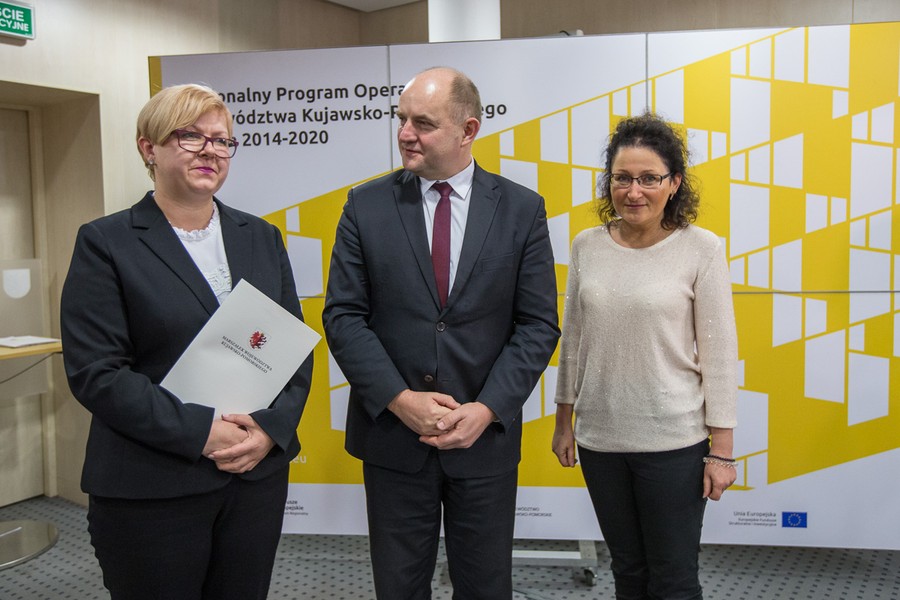 Przekazanie umów RPO, 15 grudnia 2017; fot. Szymon Zdziebło/tarantoga.pl dla UMWKP