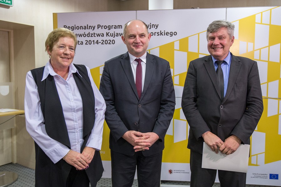 Przekazanie umów RPO, 15 grudnia 2017; fot. Szymon Zdziebło/tarantoga.pl dla UMWKP