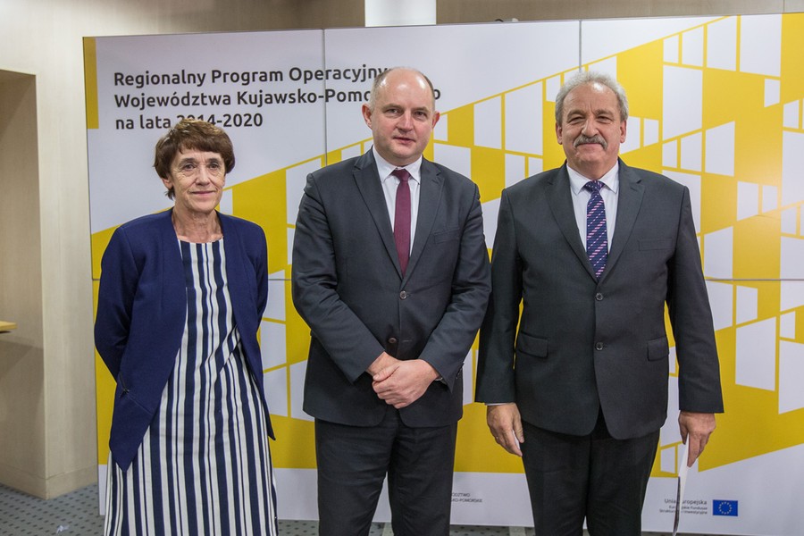 Przekazanie umów RPO, 15 grudnia 2017; fot. Szymon Zdziebło/tarantoga.pl dla UMWKP