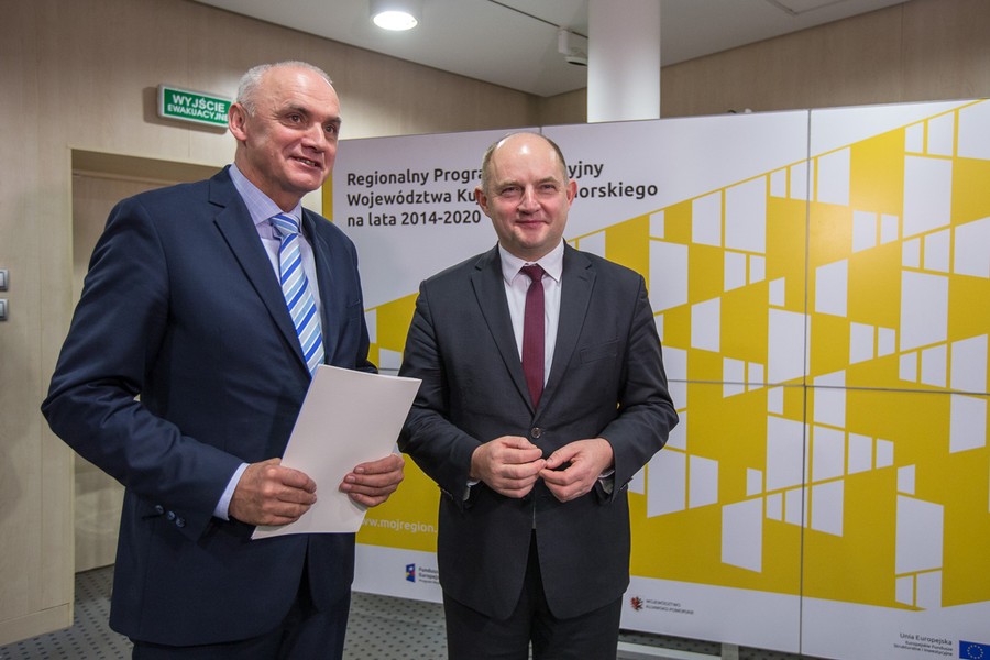 Przekazanie umów RPO, 15 grudnia 2017; fot. Szymon Zdziebło/tarantoga.pl dla UMWKP