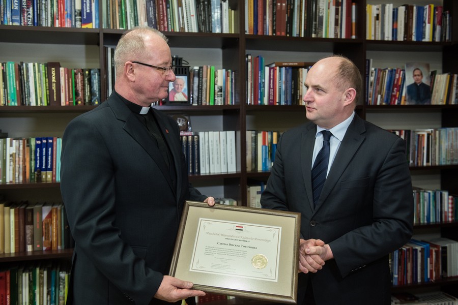 Certyfikaty dla instytucji pomocy społecznej udzielających wsparcia bezdomnym; fot. Łukasz Piecyk dla UMWKP