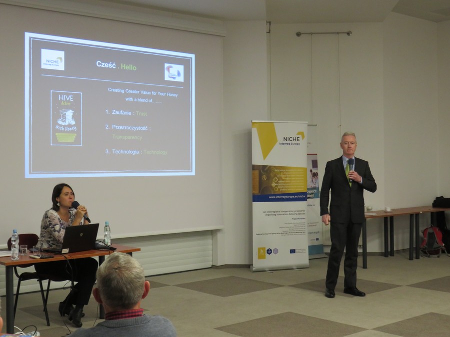 pan Conor Daly podczas spotkania branży miodowej