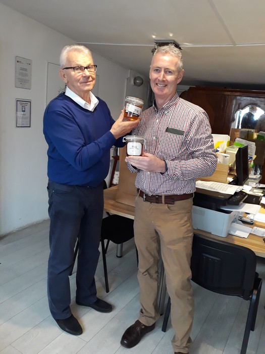 pan Conor Daly podczas wizyty w firmie Apicom