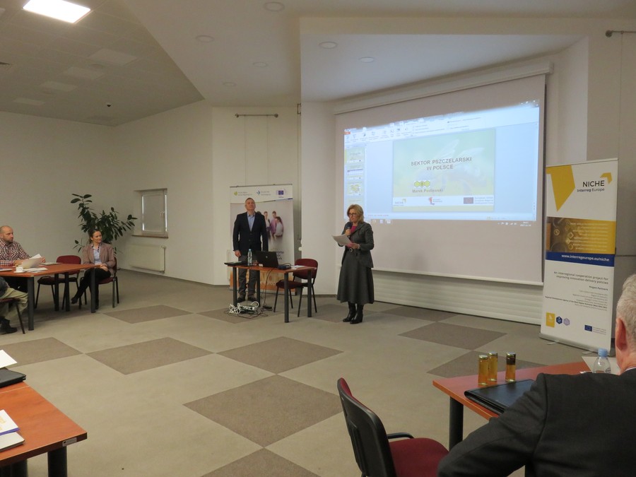 pani Iwona Pietruszewska-Cetkowska odczytuje list od pana Piotra Całbeckiego - Marszałka Województwa Kujawsko-Pomorskiego