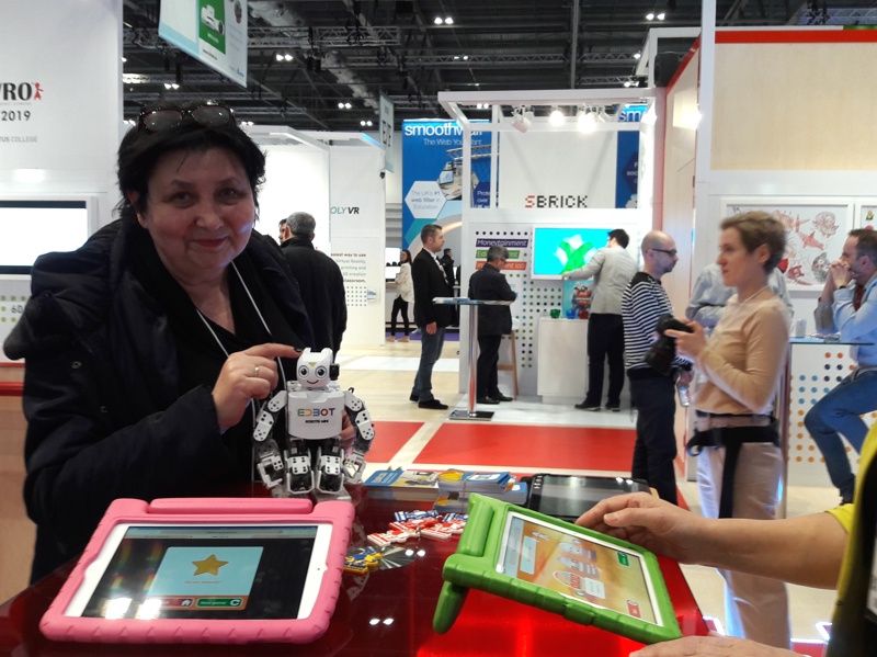 Marzenna Wierzbicka przy stanowisku z robotami