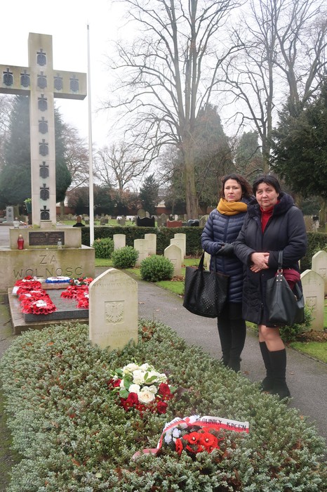 Przedstawiciele KPCEN przy grobie Prezydenta Raczkiewicza