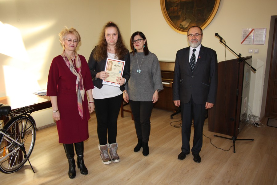 Aleksandra Panert laureatka I miejsca oraz Mariola Cyganek, Tadeusz Kierel, Iwona Rostankowska