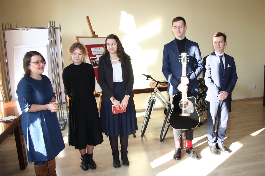 Zespół artystyczny z VI LO w Bydgoszczy z opiekunką Agnieszką Więckiewicz