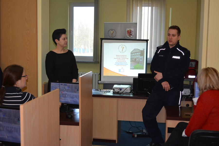 Dyskusja na temat zasad udzielania pierwszej pomocy