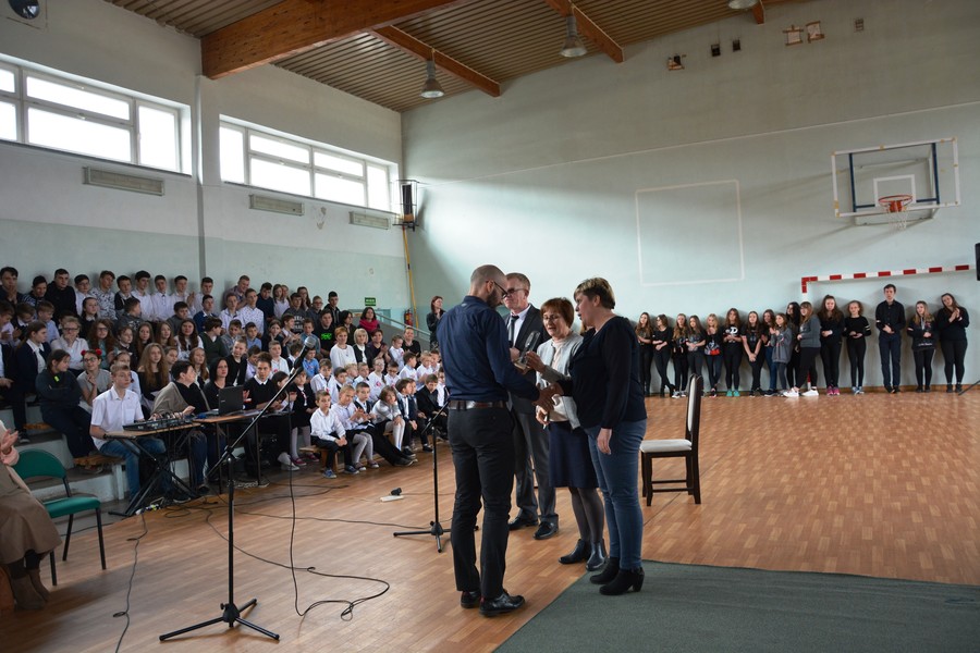 M. Sprenger odbiera statuetkę Przyjaciela Szkoły