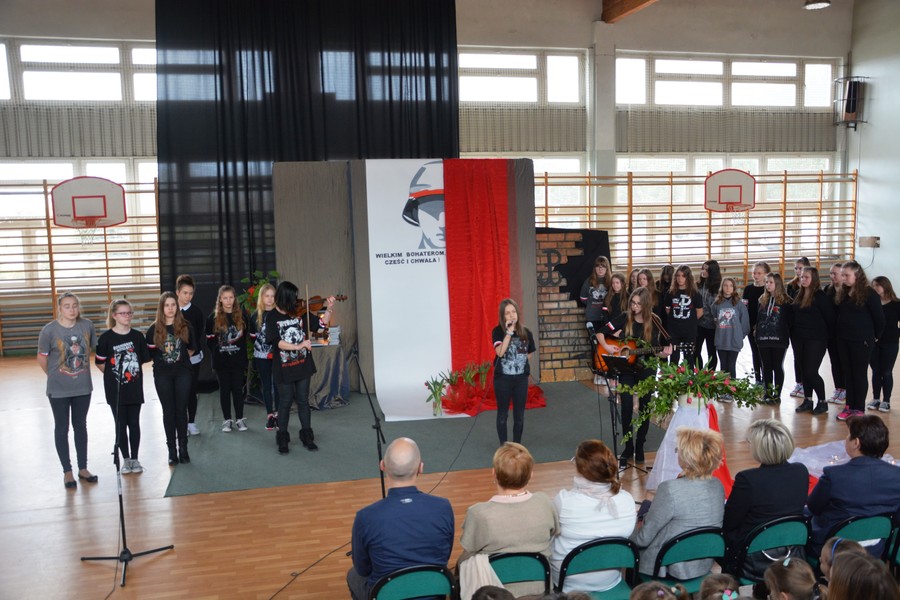 Montaż słowno-muzyczny zaprezentowany przez uczniów II i III klas gimnazjum