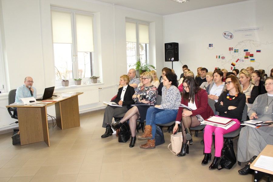 Adam Turek dyrektor Zakładu Aktywności Zawodowej we Włocławku oraz uczestnicy seminarium