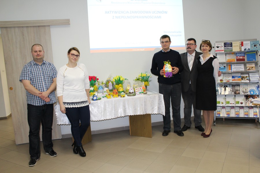 Instruktorzy i uczestnicy Środowiskowego Domu Samopomocy w Radziejowie z organizatorami seminarium