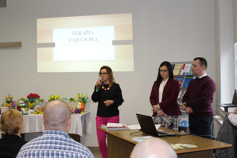 Lidia Nierychlewska dyrektor Warsztatów Terapii Zajęciowej w Lipnie wraz z pracownikami