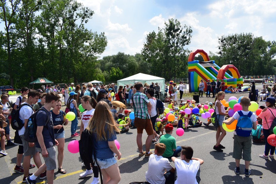 Kolorowo ubrane dzieci z różnych szkół podczas festynu Dajemy Dzieciom Moc z okazji Międzynarodowego Dnia Dziecka na bydgoskim Kartodromie.
