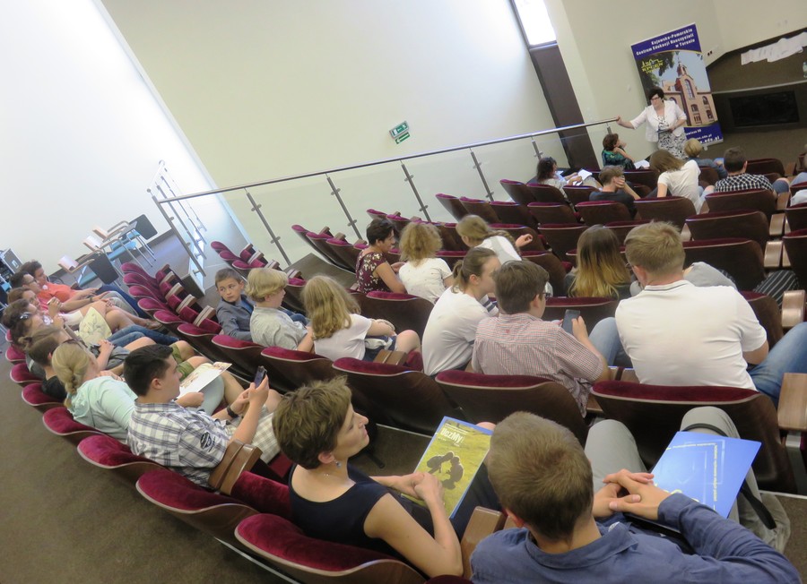 Zgromadzeni nauczyciele i uczniowie