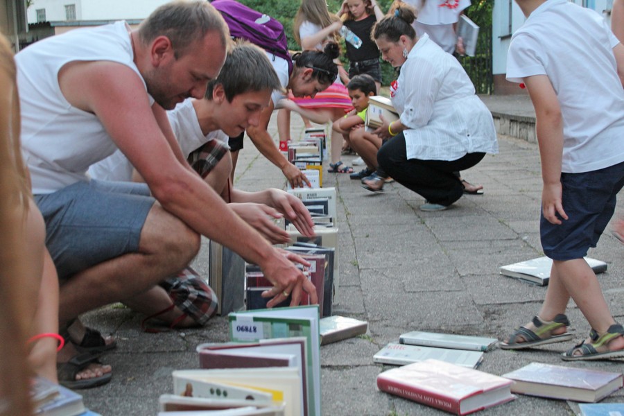 Układamy domino z książek