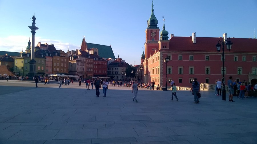 Wycieczka uczniów klas terapeutycznych do Warszawy-widokna Plac Zamkowy