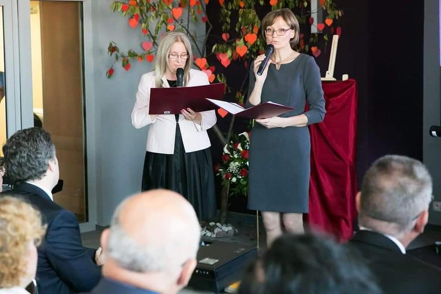 Alicja Cierżnicka - wicedyrektor i Maria Górska - kierownik zespołu pozalekcyjnego prezentują działalność szkoły