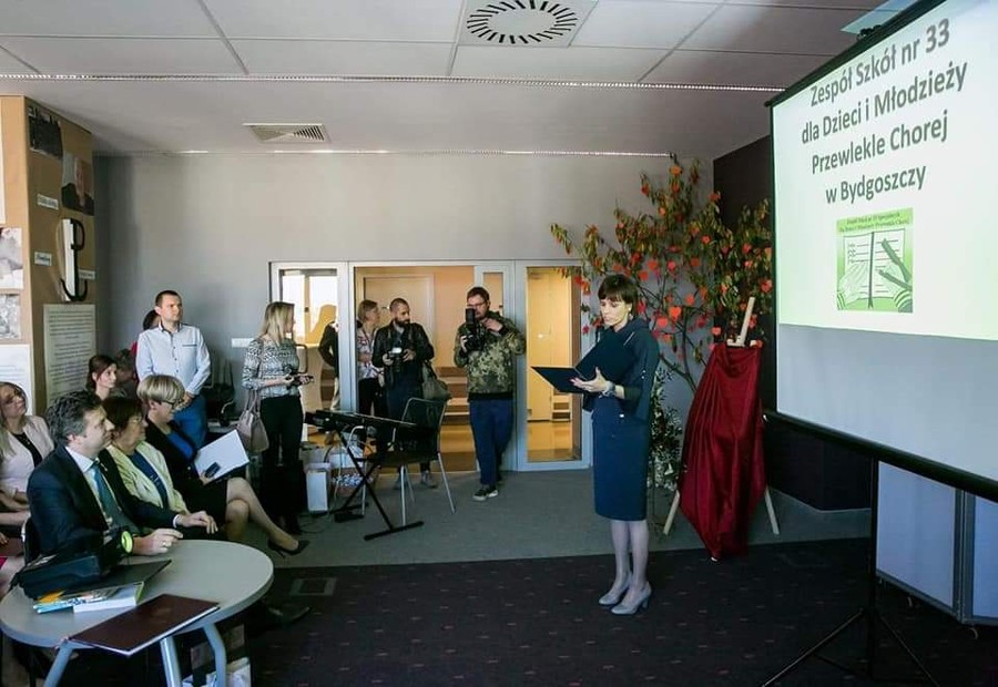 Izabela Maciejewska dyrektor szkoły wita gości uroczystości