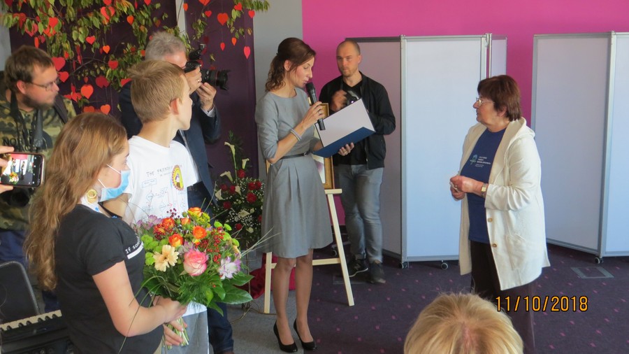 podziękowanie od uczniów i nauczycieli dla P. Janiny Zgrzembskiej