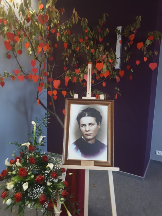 portret Ireny Sendlerowej - dar od Marszałka Województwa