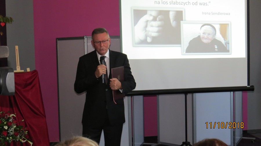 Wicemarszałek Województwa Zbigniew Ostrowski przekazuje akt nadania imienia szkołom