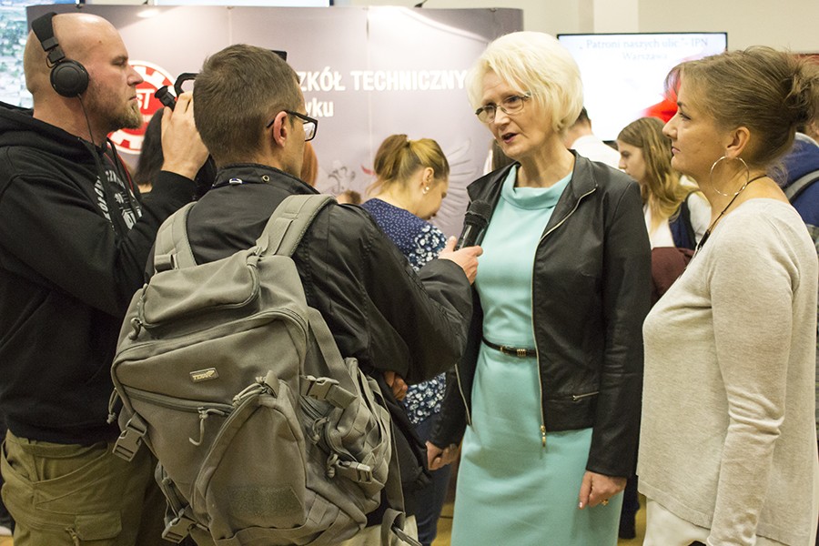 Dyrektor KPCEN we Włocławku G.Troszyńska udziela wywiadu lokalnej telewizji
